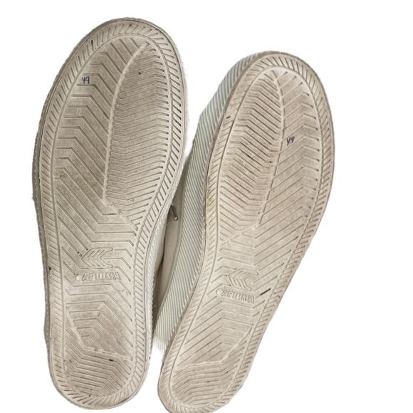Cariuma Oca Low Sneaker in White - Picture 9 of 9